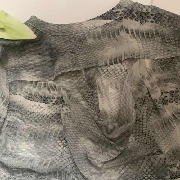 🌟JENNIFER Lopez Button Down Blouse⭐️ - Picture 10 of 13